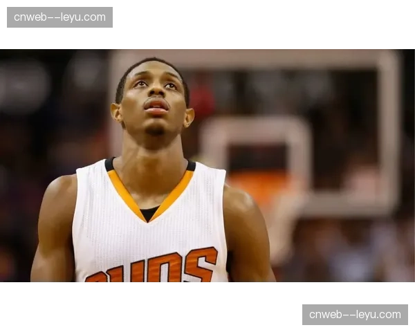 康涅狄格太阳队队内蓝白对抗赛，新秀凯拉·麦克弗森表现亮眼