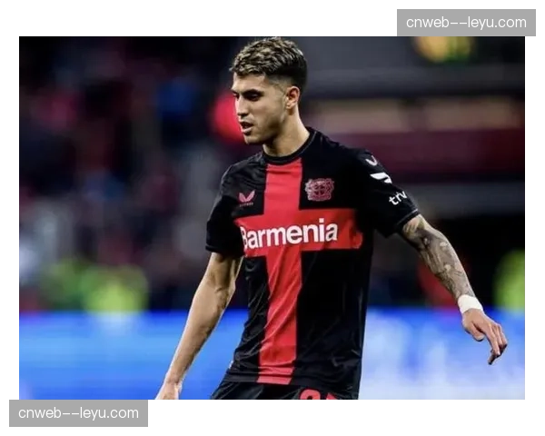 即时：帕拉西奥斯直接任意球破门，勒沃库森取得领先