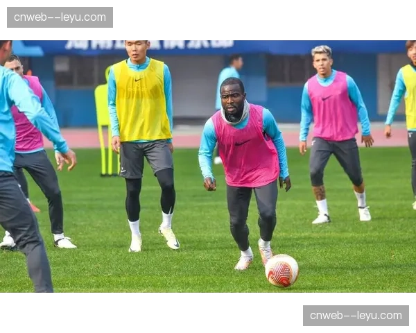 河南队赛前训练：新帅强调高位压迫，外援前锋参与全队合练